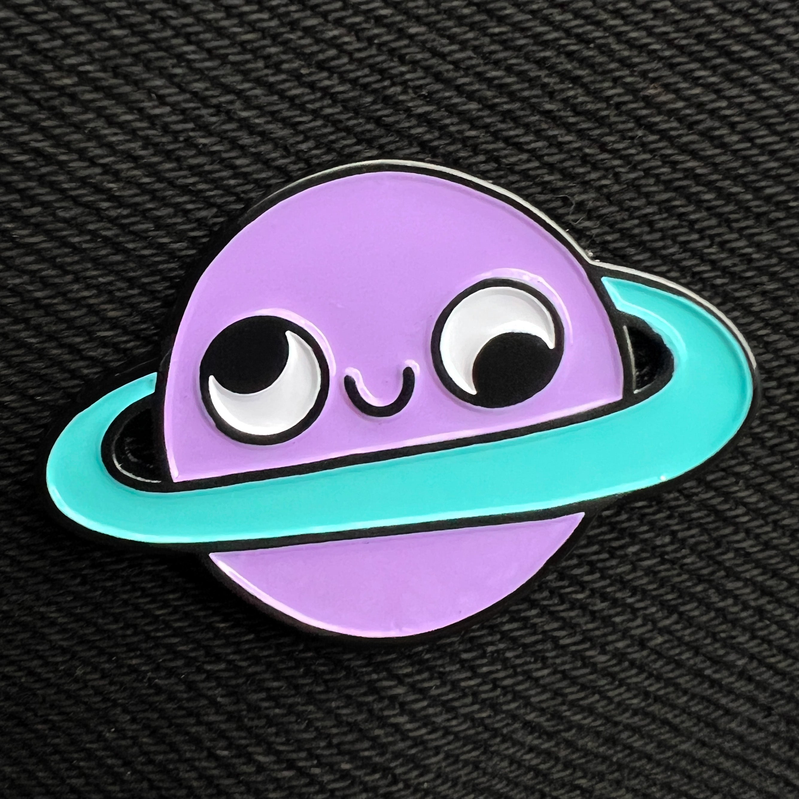 Pin esmaltado de planeta retrógrado