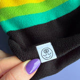 Gorro con pompón arcoíris negro